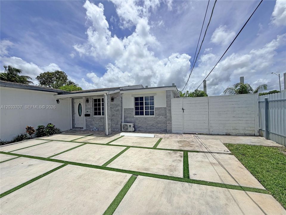 For Rent: $2,100 (2 beds, 1 baths, 1243 Square Feet)