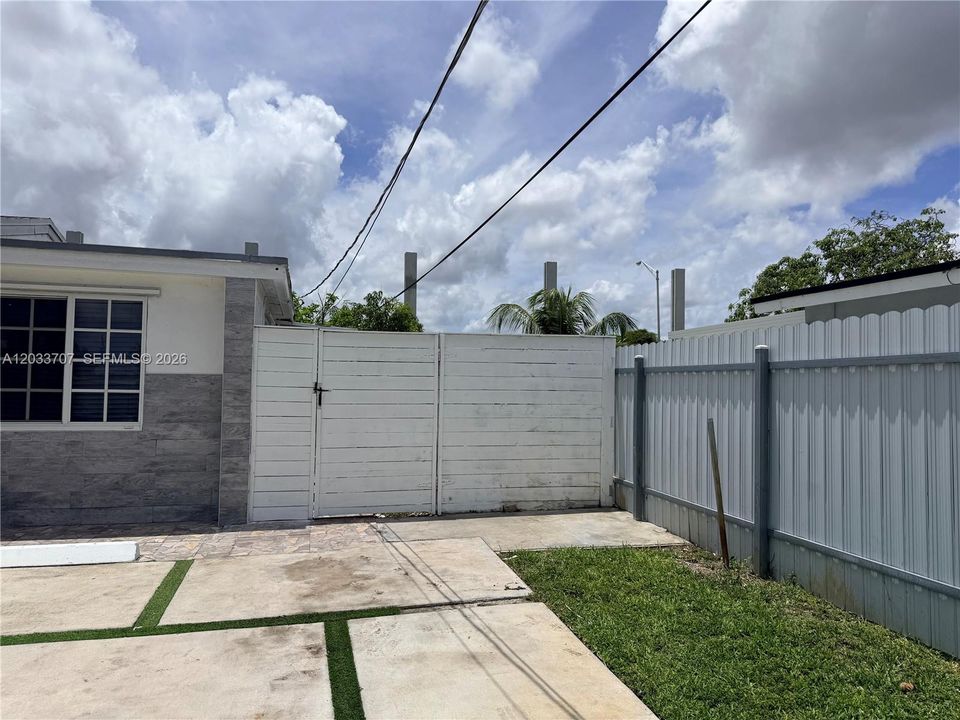 For Rent: $2,100 (2 beds, 1 baths, 1243 Square Feet)