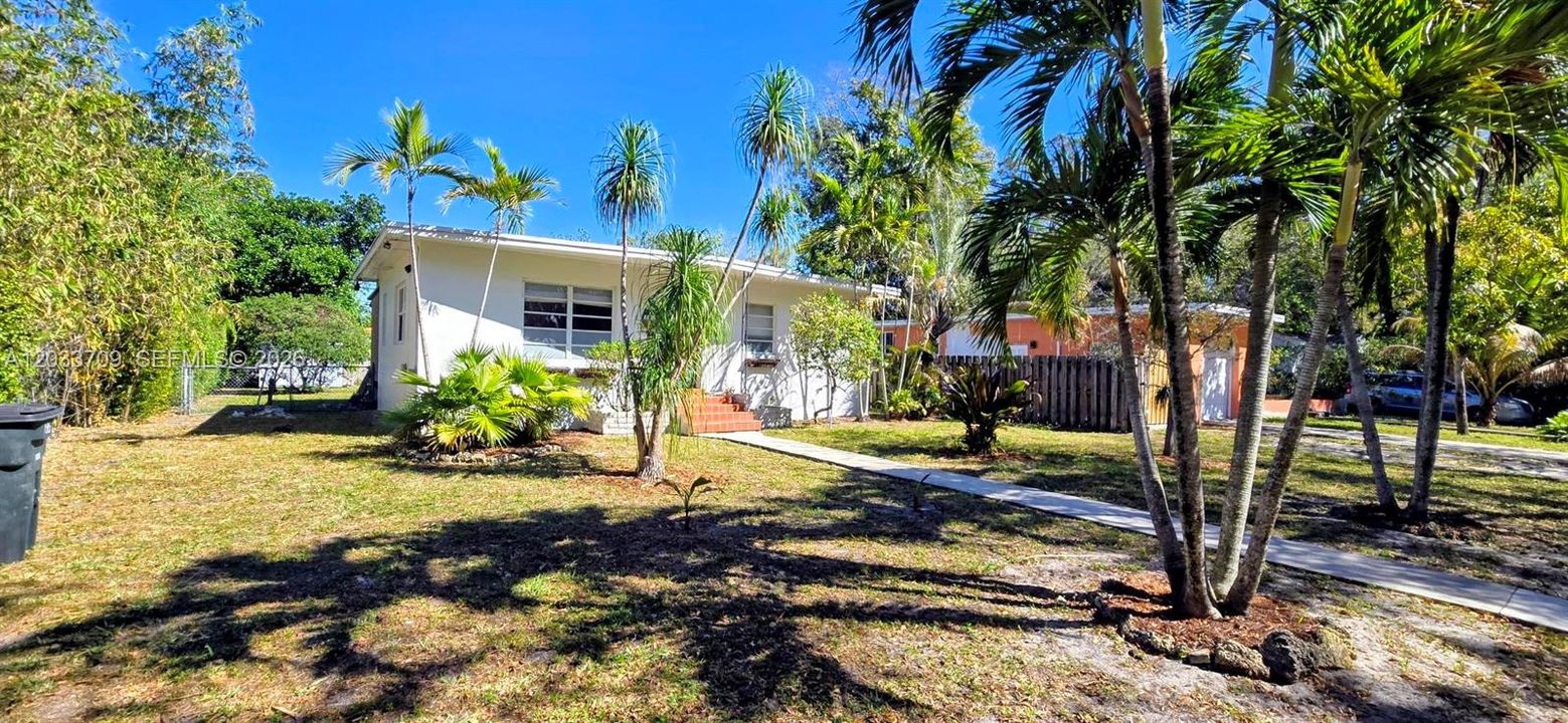 For Sale: $479,000 (2 beds, 1 baths, 864 Square Feet)