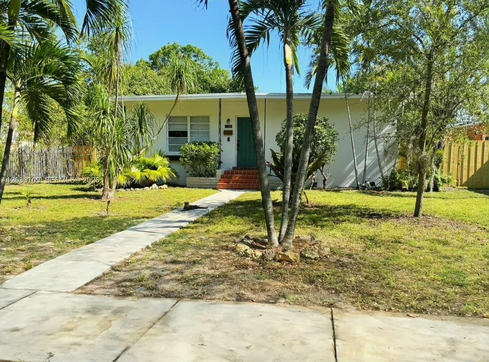For Sale: $479,000 (2 beds, 1 baths, 864 Square Feet)