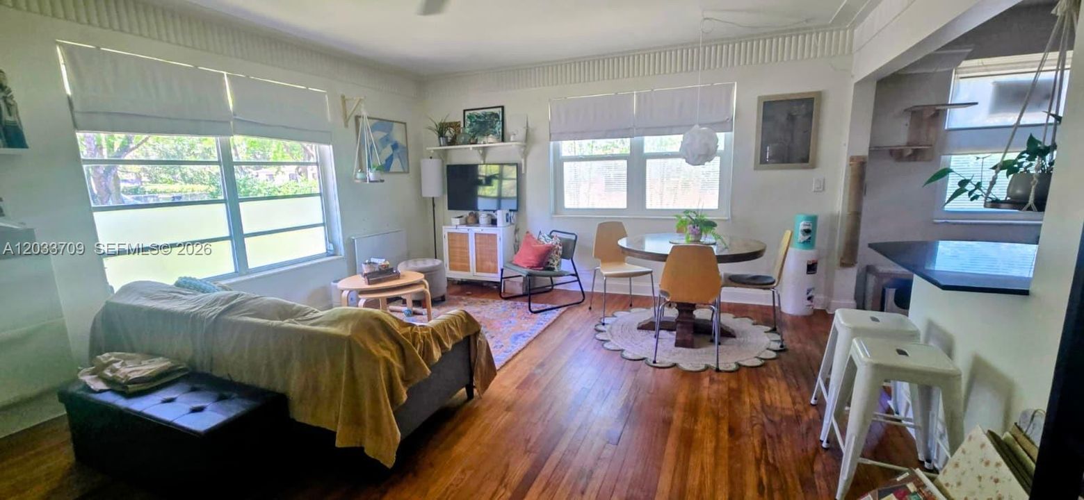 For Sale: $479,000 (2 beds, 1 baths, 864 Square Feet)
