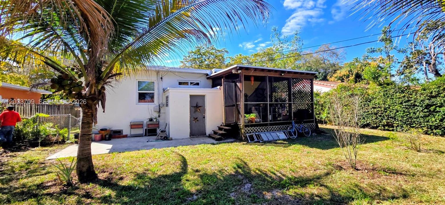For Sale: $479,000 (2 beds, 1 baths, 864 Square Feet)