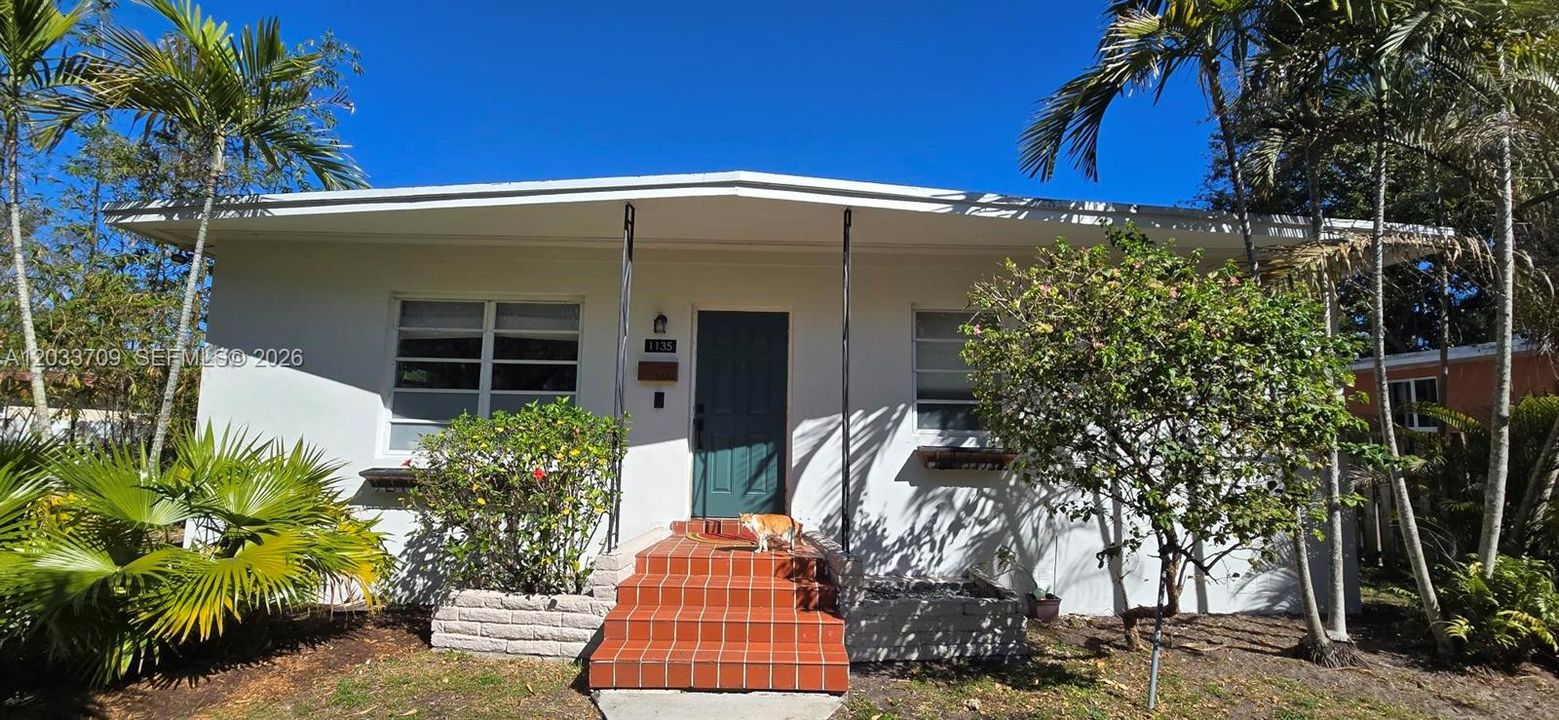 For Sale: $479,000 (2 beds, 1 baths, 864 Square Feet)