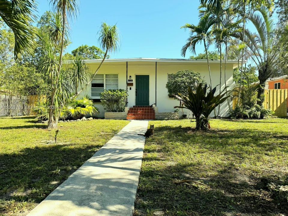 For Sale: $479,000 (2 beds, 1 baths, 864 Square Feet)