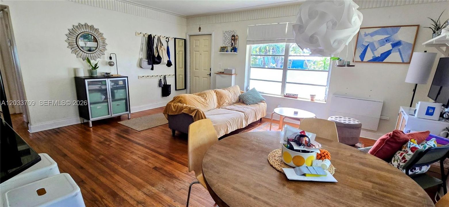 For Sale: $479,000 (2 beds, 1 baths, 864 Square Feet)