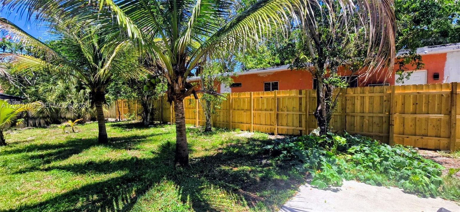 For Sale: $479,000 (2 beds, 1 baths, 864 Square Feet)