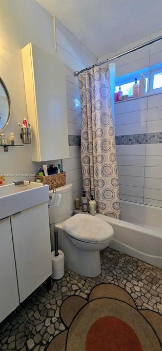 For Sale: $479,000 (2 beds, 1 baths, 864 Square Feet)