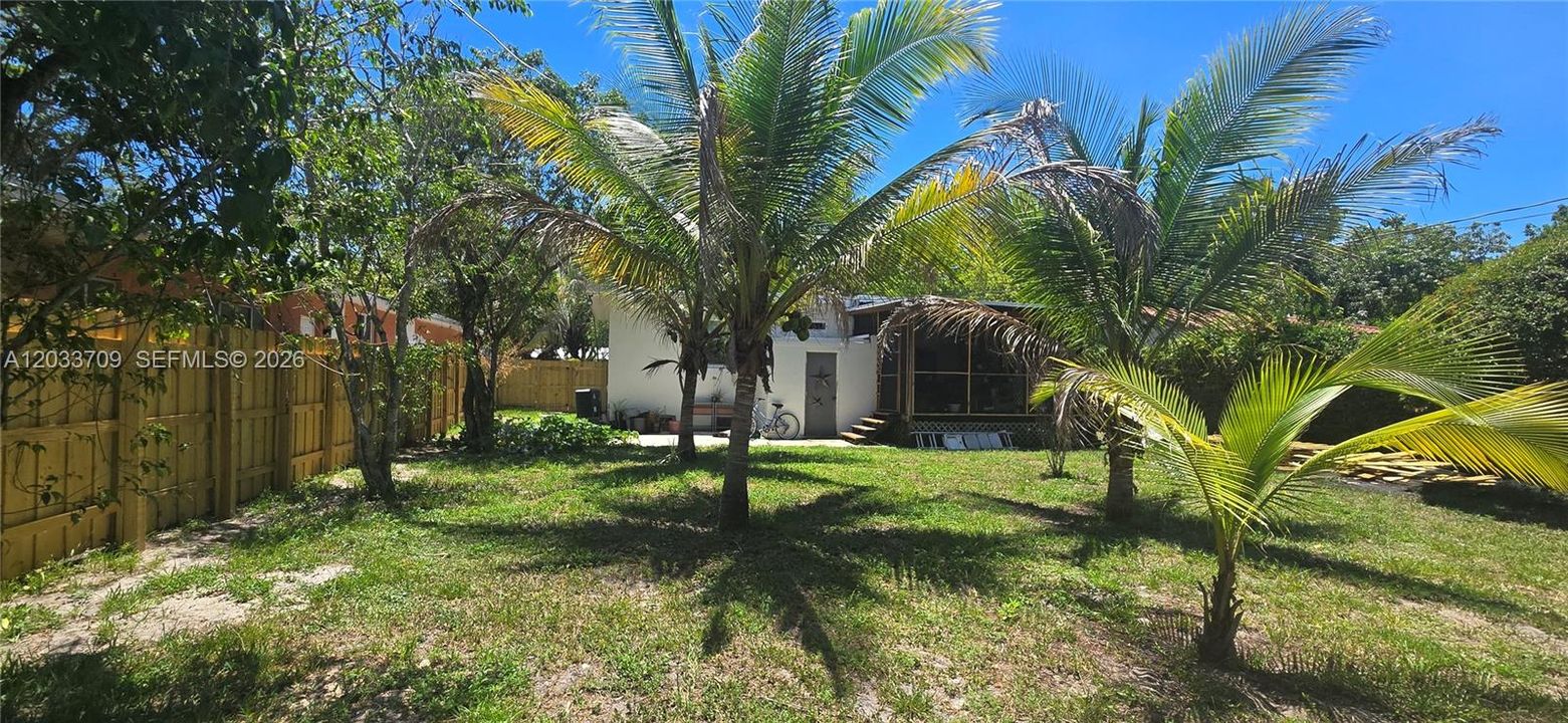 For Sale: $479,000 (2 beds, 1 baths, 864 Square Feet)