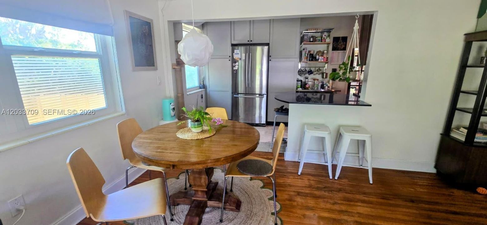 For Sale: $479,000 (2 beds, 1 baths, 864 Square Feet)