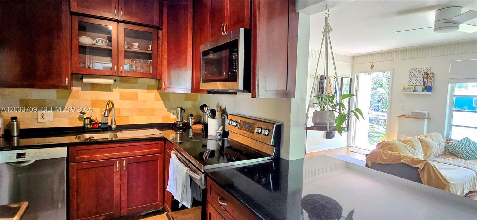 For Sale: $479,000 (2 beds, 1 baths, 864 Square Feet)