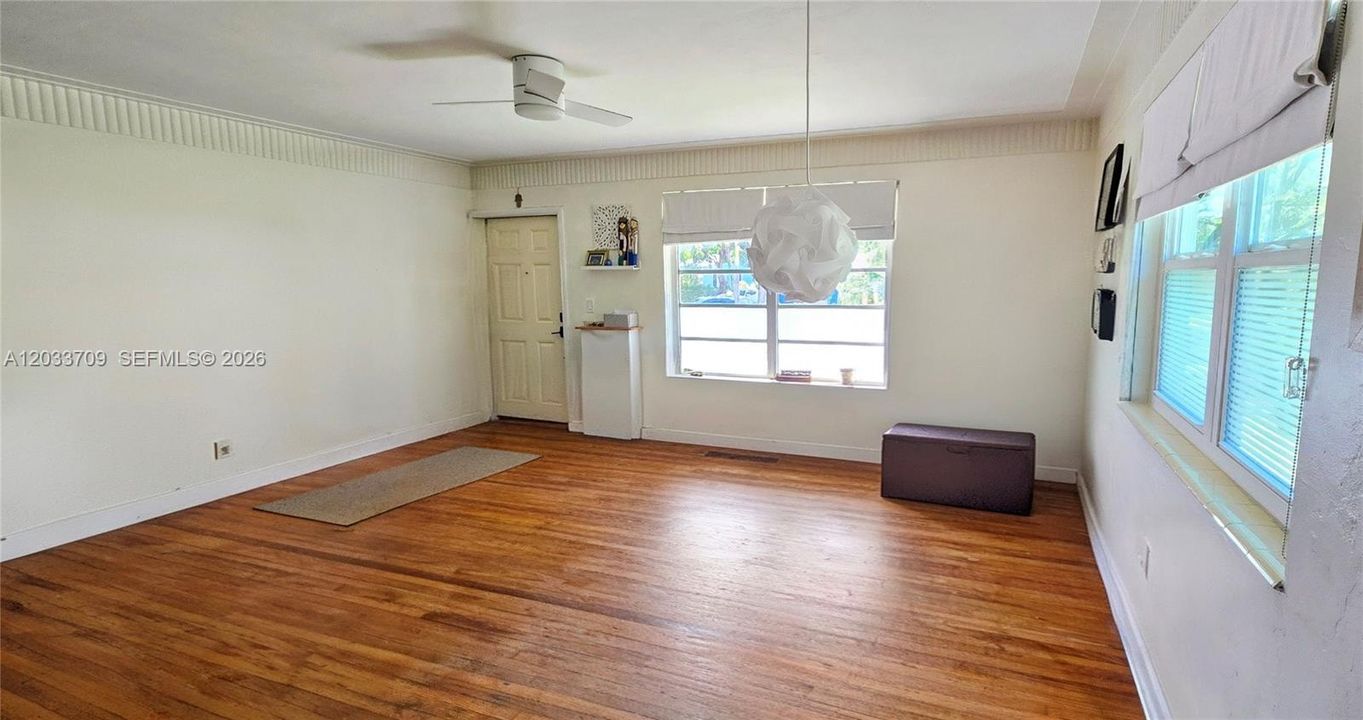 For Sale: $479,000 (2 beds, 1 baths, 864 Square Feet)