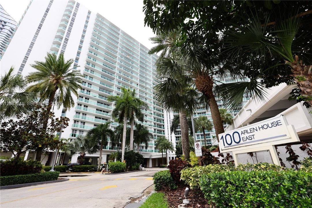For Sale: $715,000 (2 beds, 2 baths, 1603 Square Feet)