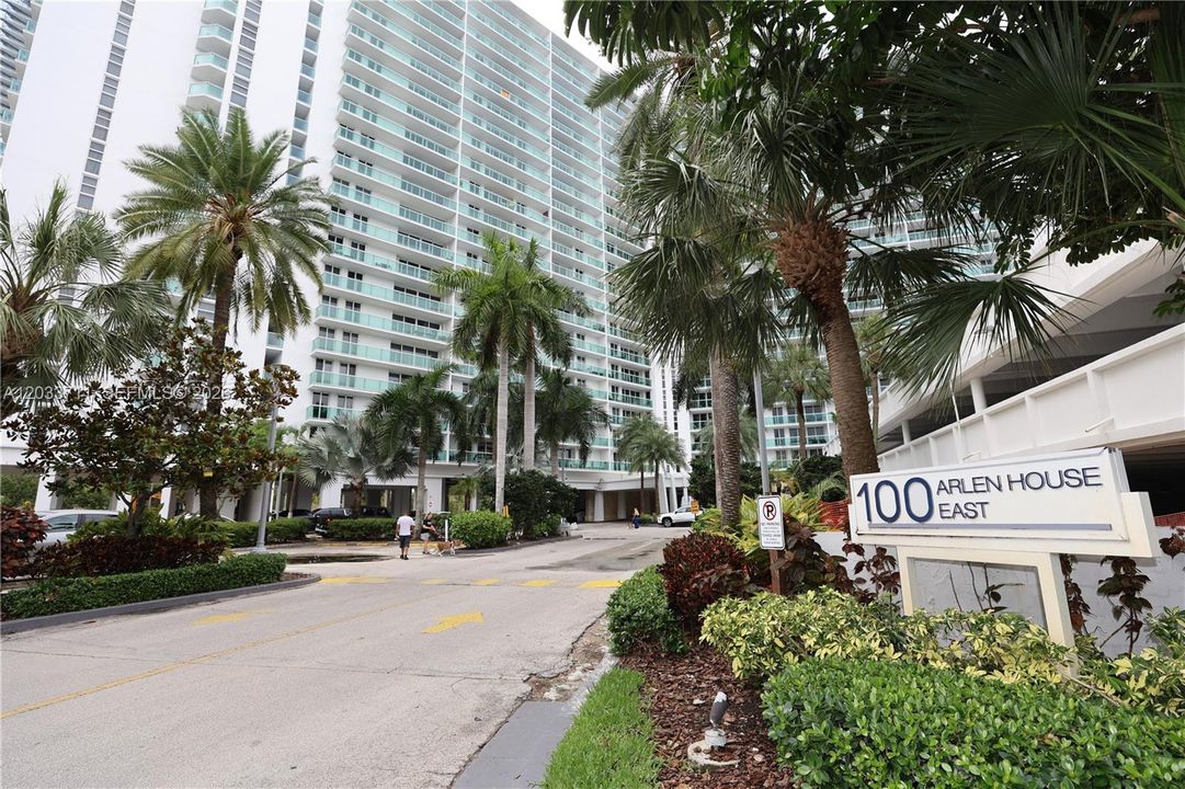 For Sale: $715,000 (2 beds, 2 baths, 1603 Square Feet)