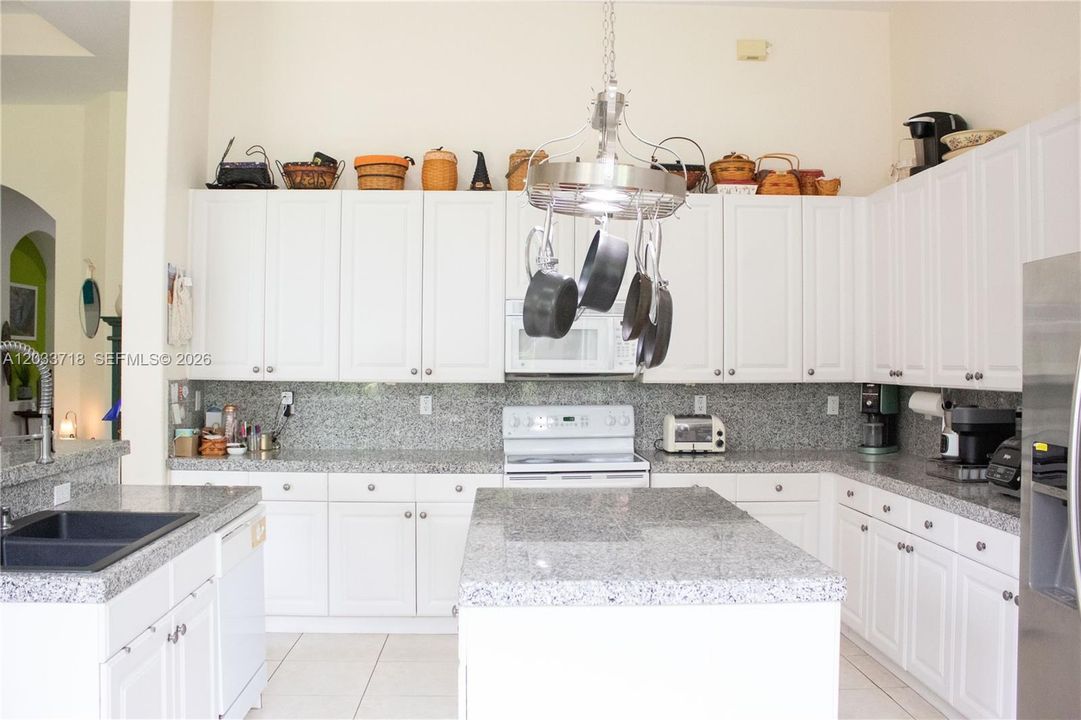 En Venta: $789,000 (4 camas, 3 baños, 2723 Pies cuadrados)