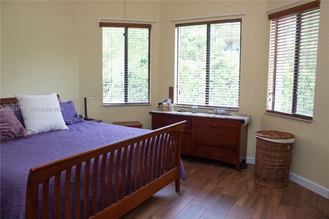 En Venta: $789,000 (4 camas, 3 baños, 2723 Pies cuadrados)