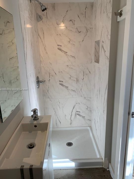 For Rent: $1,650 (1 beds, 1 baths, 650 Square Feet)