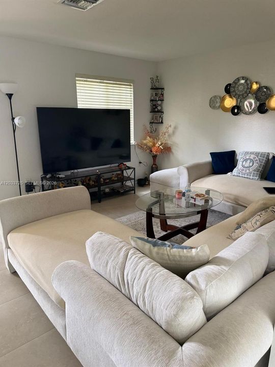 For Sale: $325,000 (3 beds, 2 baths, 1129 Square Feet)