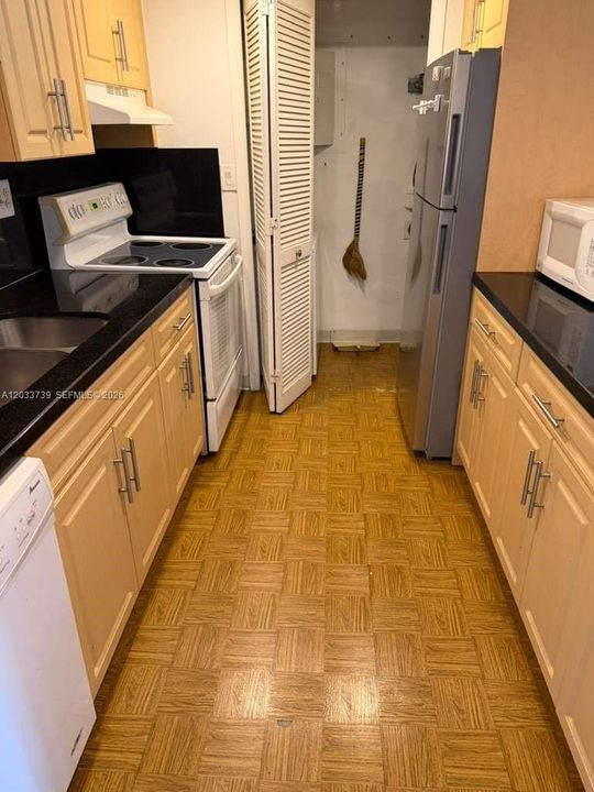 For Rent: $2,300 (2 beds, 2 baths, 1106 Square Feet)