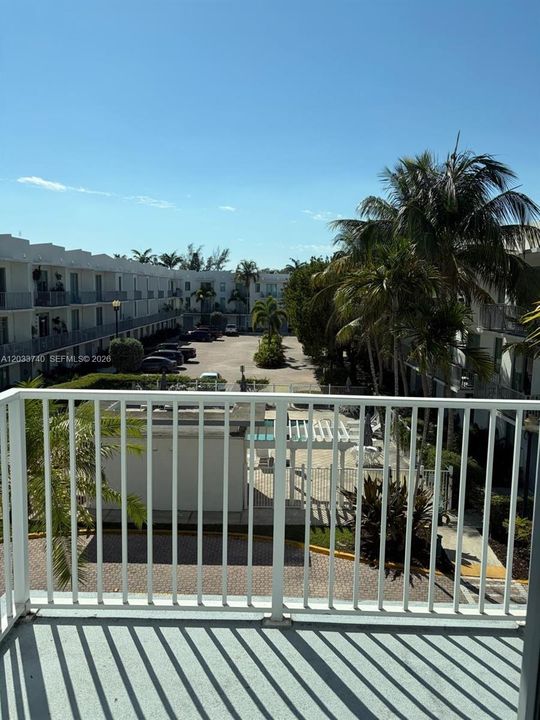 For Sale: $313,000 (2 beds, 2 baths, 1076 Square Feet)