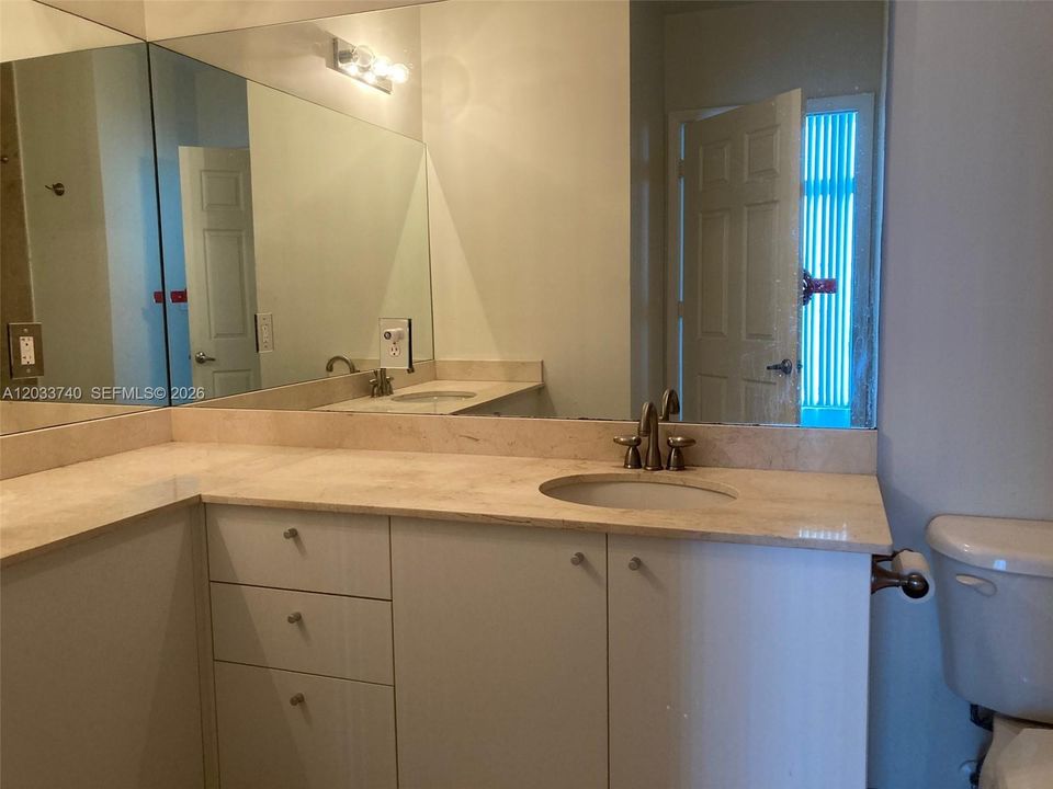 For Sale: $313,000 (2 beds, 2 baths, 1076 Square Feet)