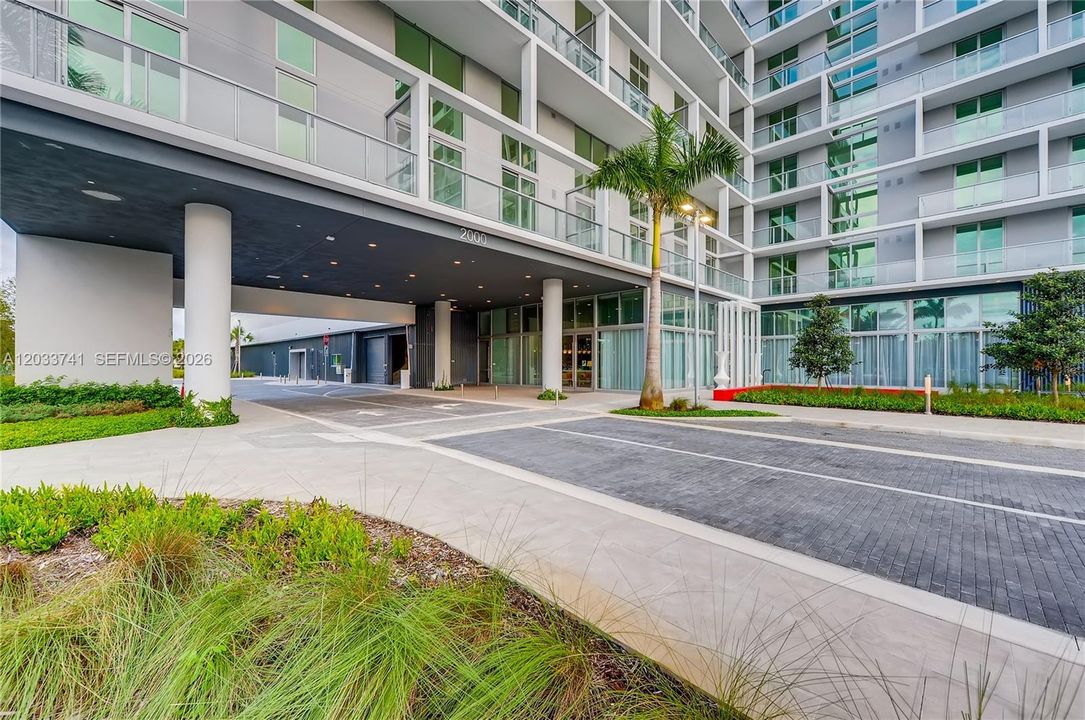 For Rent: $3,100 (1 beds, 1 baths, 1007 Square Feet)
