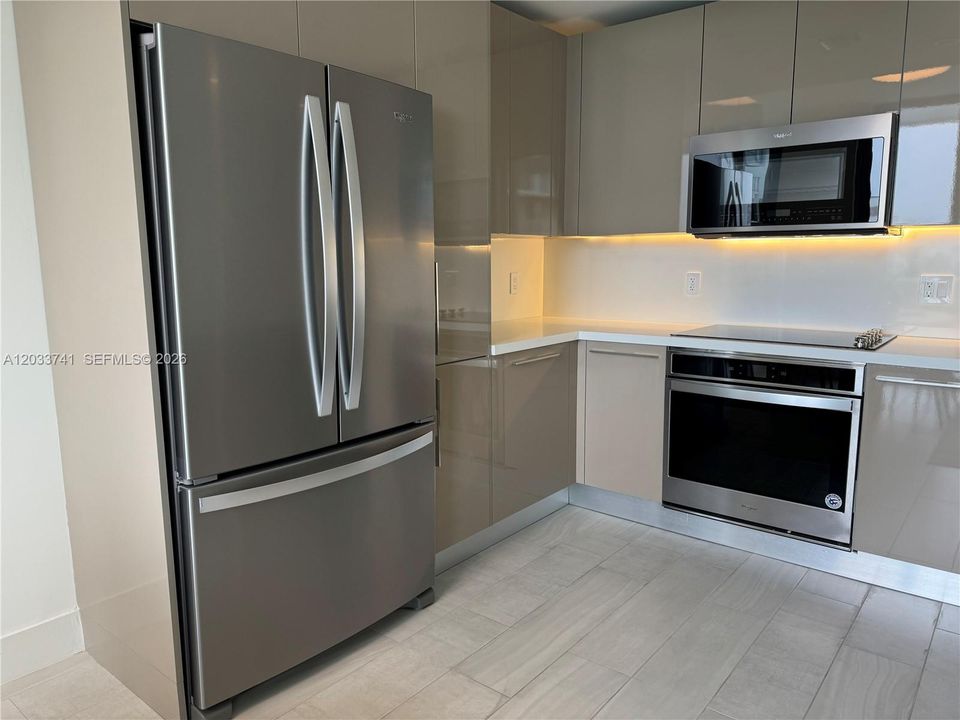 For Rent: $3,100 (1 beds, 1 baths, 1007 Square Feet)