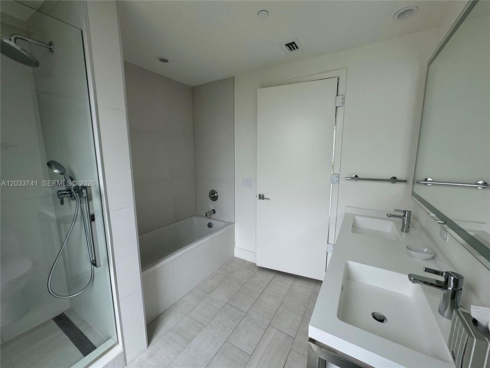 For Rent: $3,100 (1 beds, 1 baths, 1007 Square Feet)