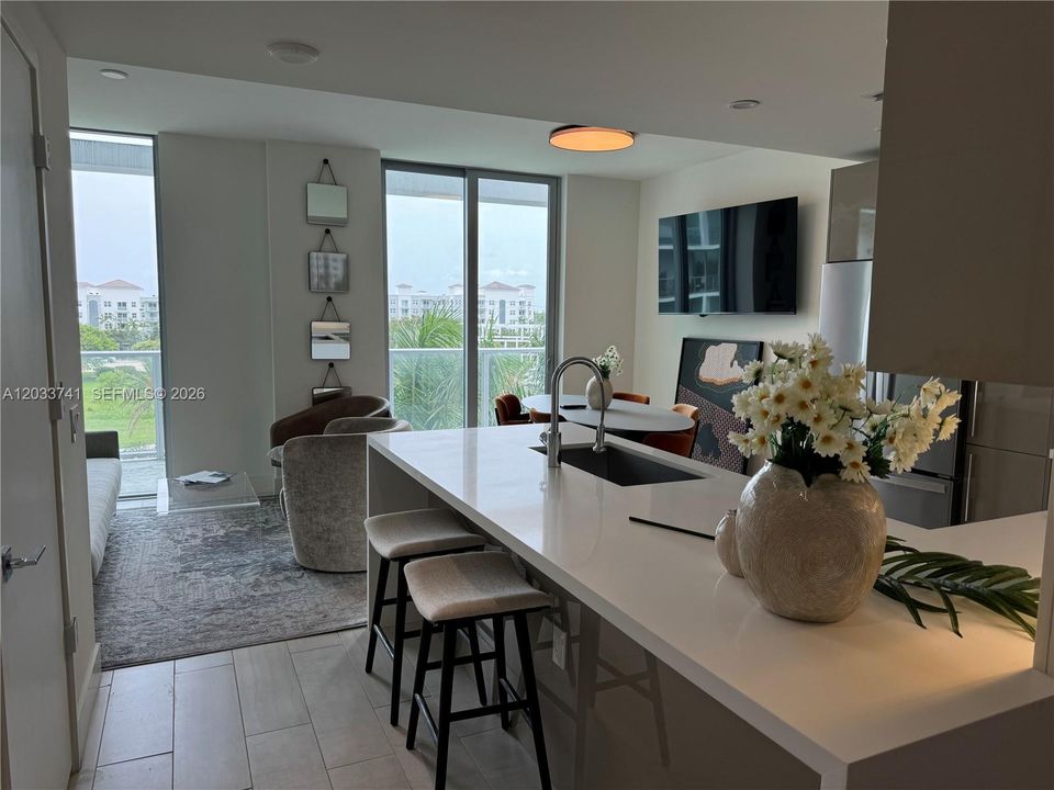 For Rent: $3,100 (1 beds, 1 baths, 1007 Square Feet)