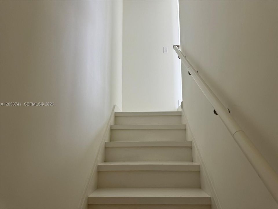 For Rent: $3,100 (1 beds, 1 baths, 1007 Square Feet)