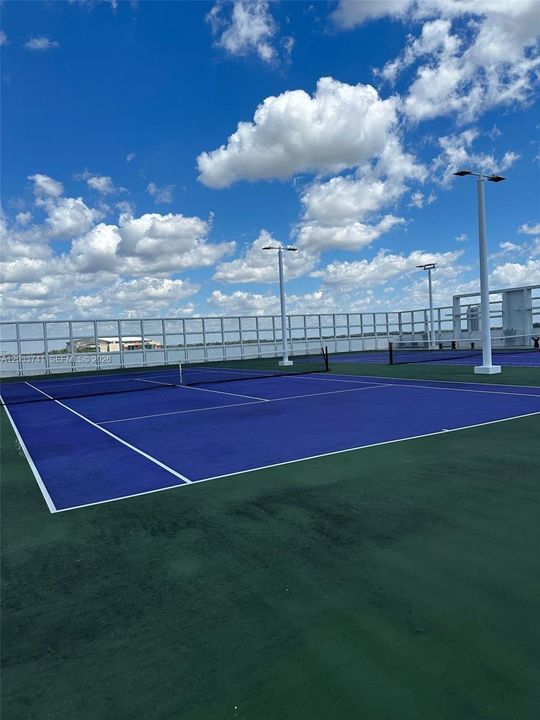 For Rent: $3,100 (1 beds, 1 baths, 1007 Square Feet)