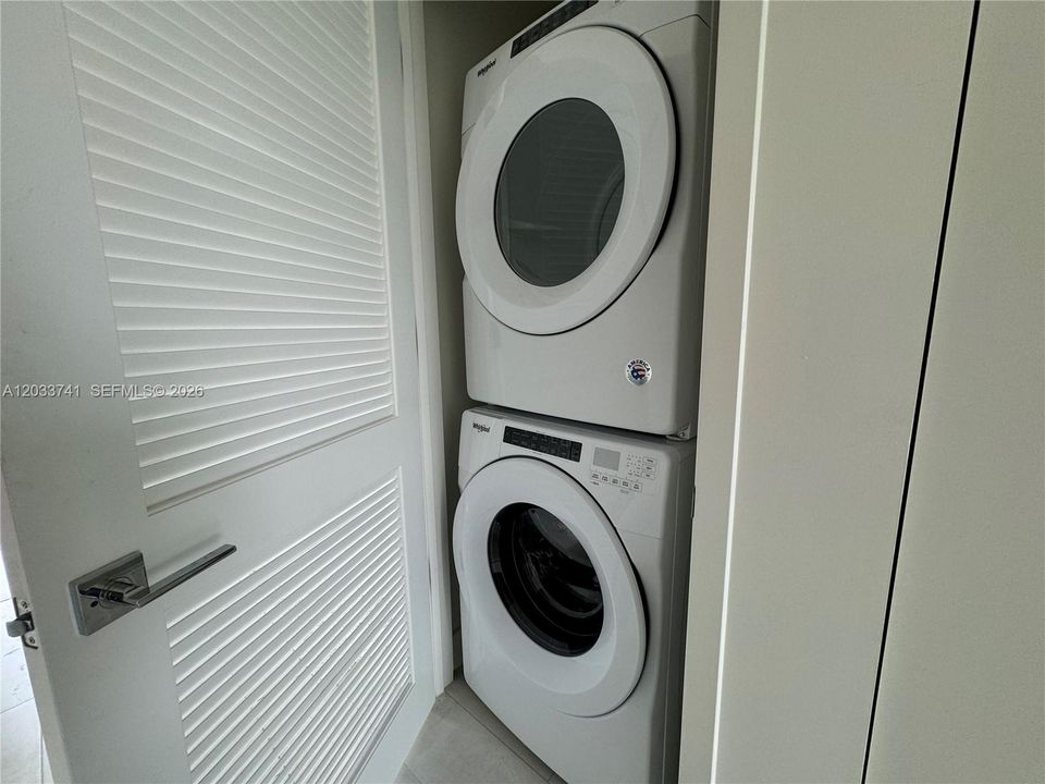 For Rent: $3,100 (1 beds, 1 baths, 1007 Square Feet)