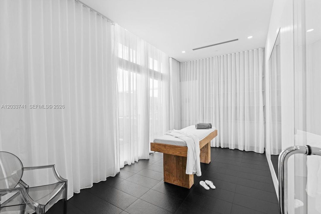 For Rent: $3,100 (1 beds, 1 baths, 1007 Square Feet)