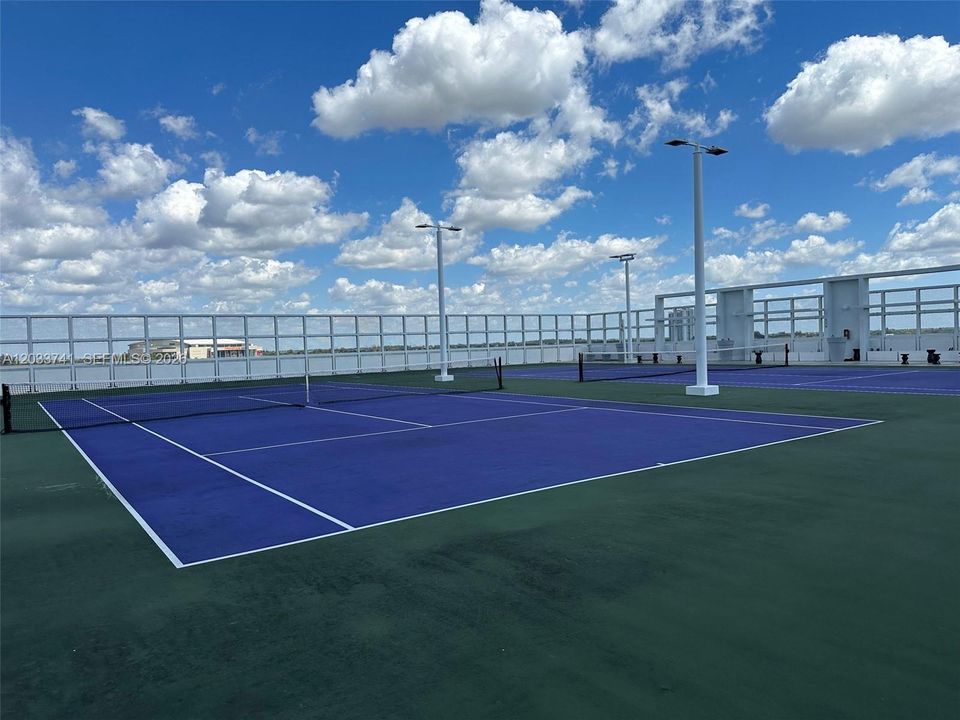 For Rent: $3,100 (1 beds, 1 baths, 1007 Square Feet)