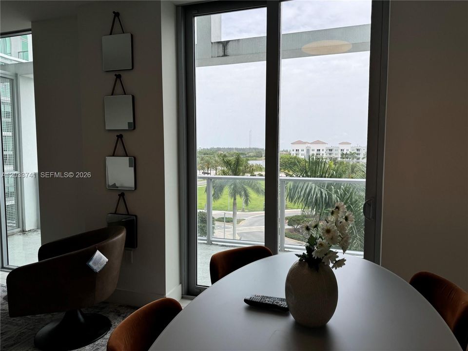 For Rent: $3,100 (1 beds, 1 baths, 1007 Square Feet)