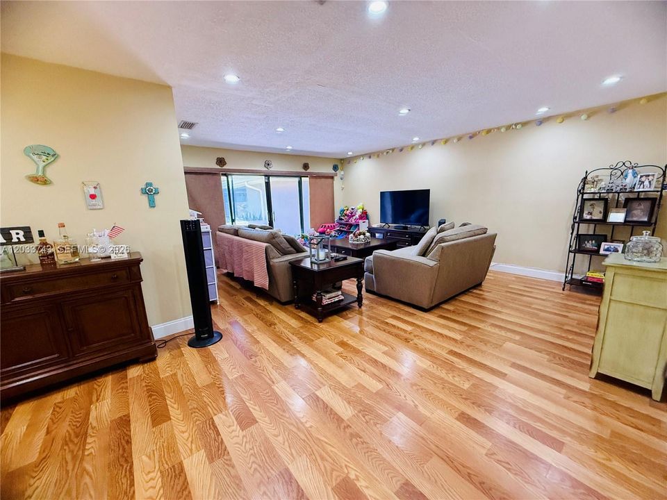 For Sale: $325,000 (2 beds, 2 baths, 1615 Square Feet)