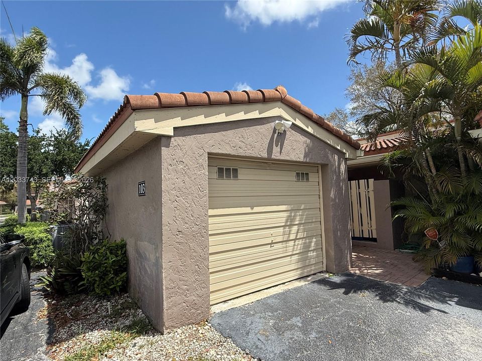 For Sale: $325,000 (2 beds, 2 baths, 1615 Square Feet)