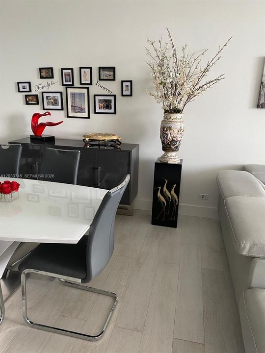 For Sale: $580,000 (2 beds, 2 baths, 930 Square Feet)