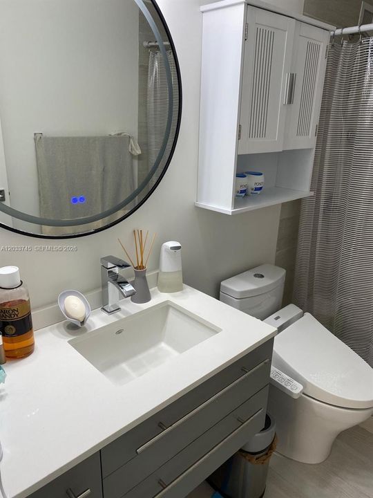 For Sale: $580,000 (2 beds, 2 baths, 930 Square Feet)