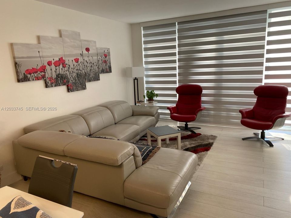 For Sale: $580,000 (2 beds, 2 baths, 930 Square Feet)