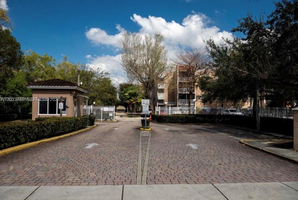 For Rent: $2,325 (2 beds, 2 baths, 1099 Square Feet)