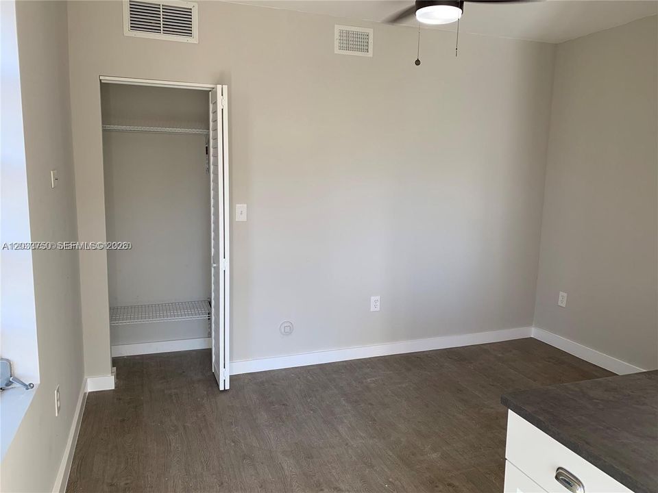 For Rent: $1,050 (0 beds, 1 baths, 2792 Square Feet)