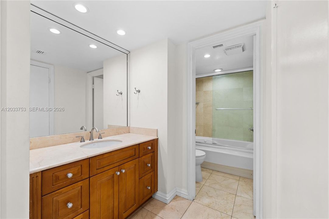For Sale: $270,000 (2 beds, 2 baths, 1251 Square Feet)