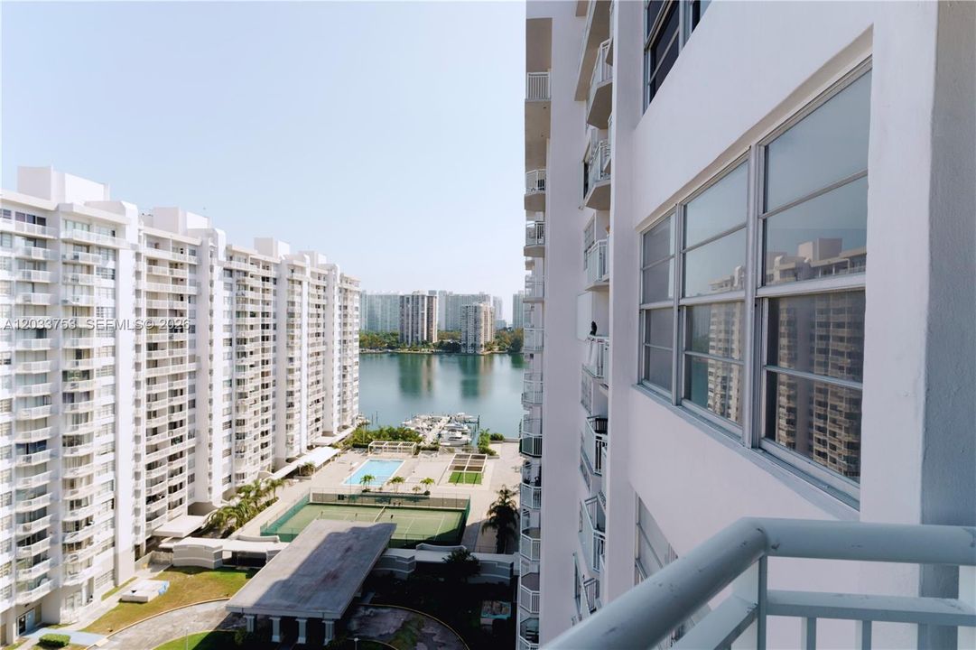 For Sale: $270,000 (2 beds, 2 baths, 1251 Square Feet)