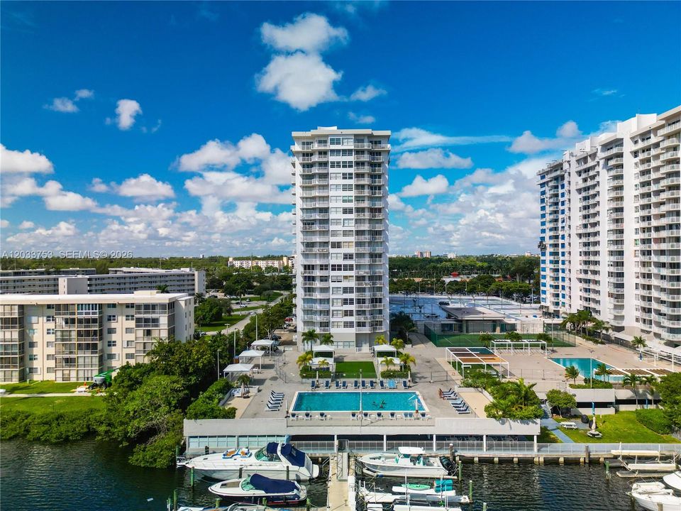 For Sale: $270,000 (2 beds, 2 baths, 1251 Square Feet)