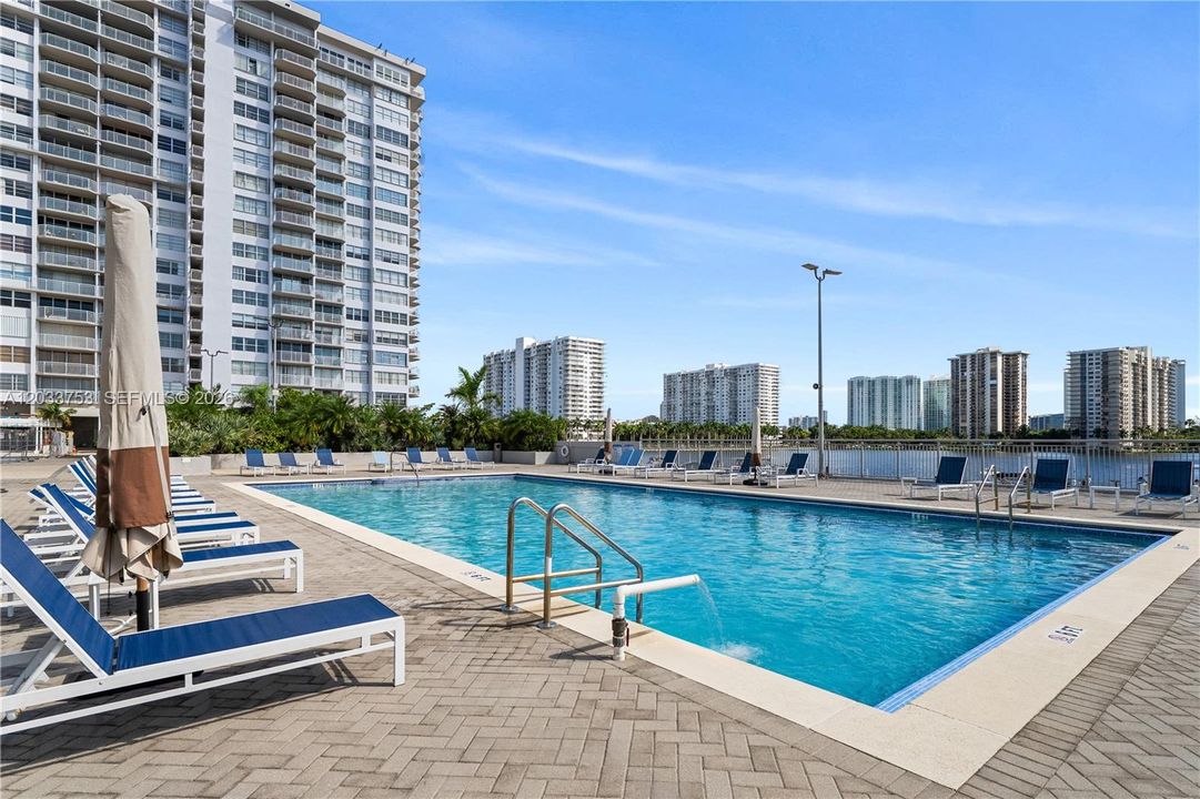 For Sale: $270,000 (2 beds, 2 baths, 1251 Square Feet)