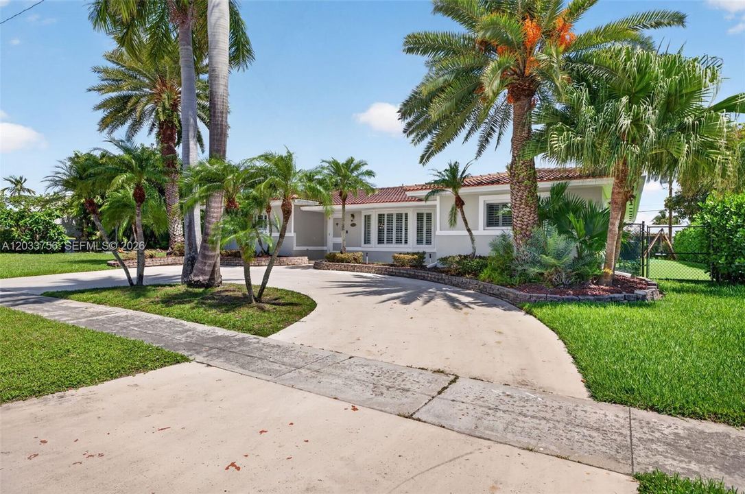 For Sale: $1,095,000 (4 beds, 3 baths, 2730 Square Feet)