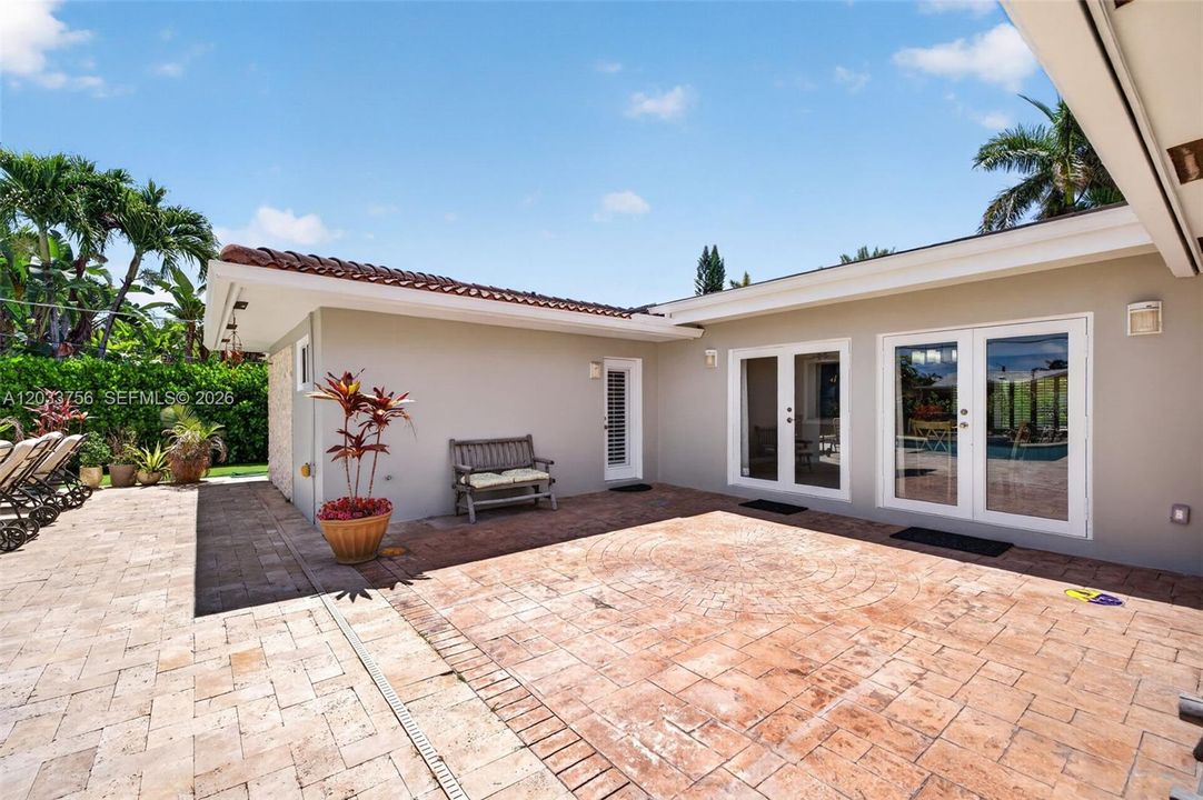 For Sale: $1,095,000 (4 beds, 3 baths, 2730 Square Feet)
