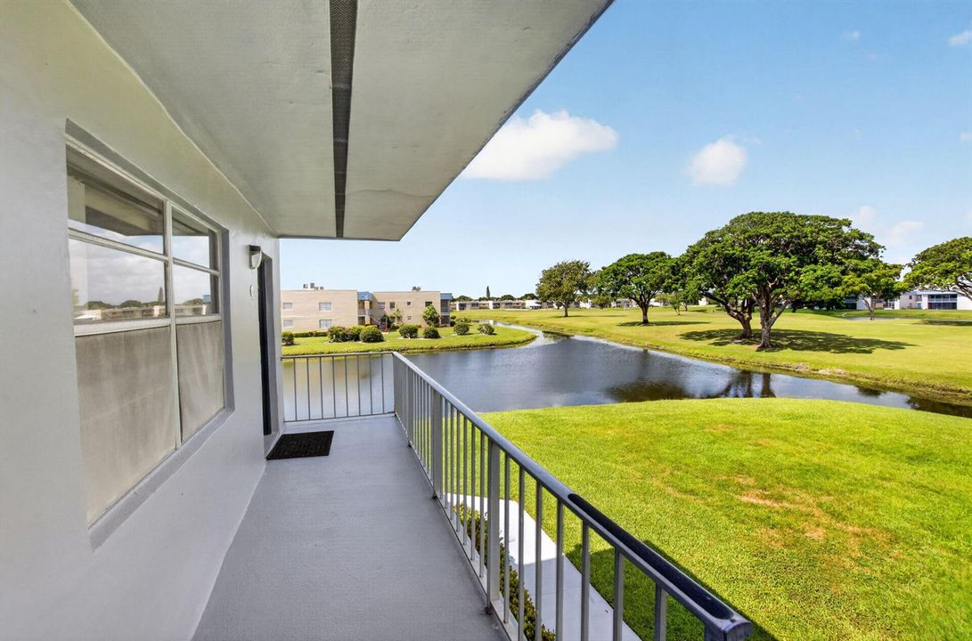 CATCH THE BREEZE AND WATCH THE GOLFERS