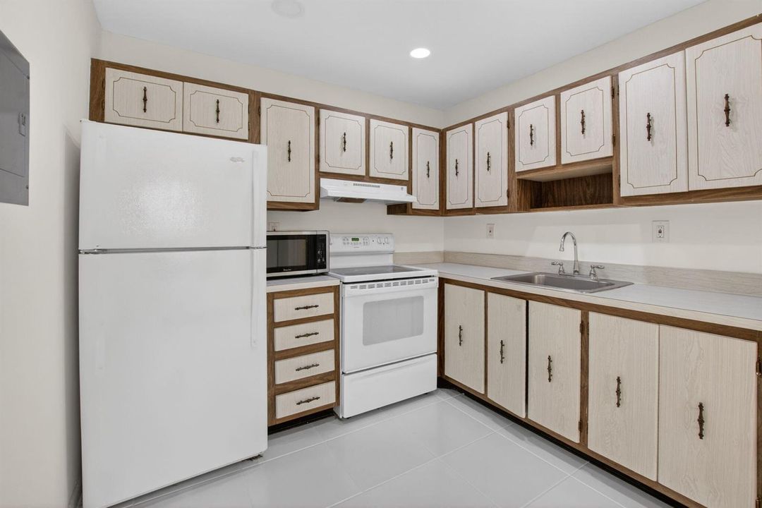 PLENTY OF CABINET SPACE