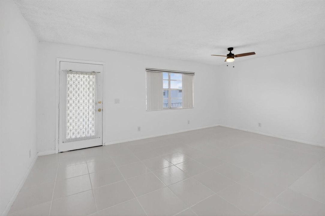 CLEAN AND FRESH WHITE TILE FLOORS
